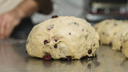 preparazione dell'impasto del panettone in una pasticceria artigianale