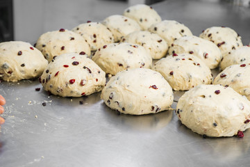 preparazione dell'impasto del panettone in una pasticceria artigianale