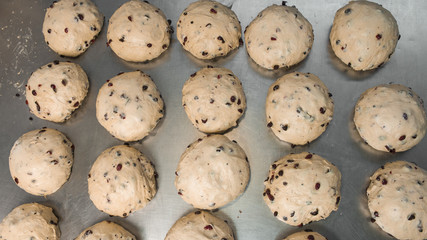 preparazione dell'impasto del panettone in una pasticceria artigianale