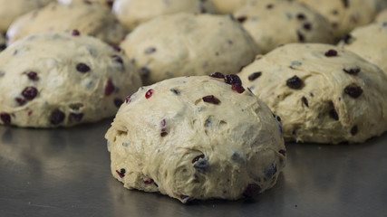 preparazione dell'impasto del panettone in una pasticceria artigianale