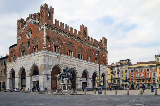 palazzo gotico il gotico palazzo comunale a piacenza in piazza cavalli emilia romagna italia europa da visitare per turismo  italy europe