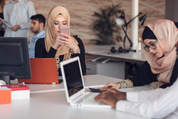 Fototapeta na wymiar Arabic business woman wearing hijab,working in startup office.