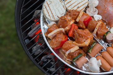 Fleisch und Gemüse auf Kugelgrill, glühende Kohle, Grillsaison
