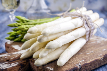 Roher weißer und grüner Spargel als close-up auf einem Schneidebrett