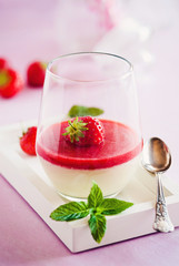 Panna Cotta mit frischer Erdbeersoße II