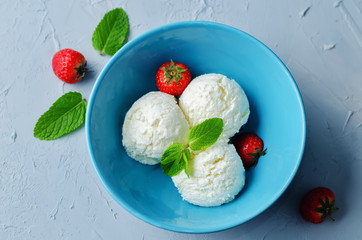 Vanilla Ricotta ice cream with strawberry and mint
