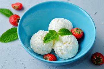 Vanilla Ricotta ice cream with strawberry and mint