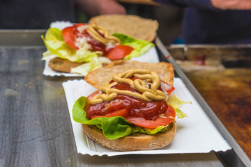 Burger mit Senf und Ketchup