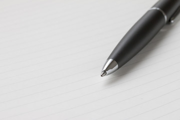 ノートと黒いボールペン