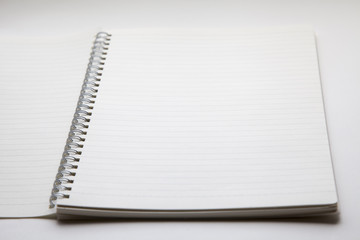 罫線入りの白紙のノートの片方のページ、コピースペース