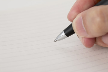 ノートにボールペンで書こうとしているところ