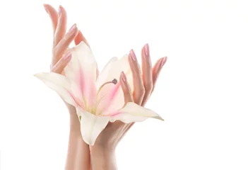 Gartenposter Hautpflege für die Hände. Nahaufnahme der schönen Frauenhände mit leichter Maniküre auf den Nägeln. Creme für Hände und Behandlung. © Sofia Zhuravetc