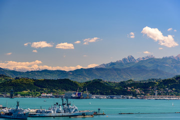 Obraz premium View of the port of La Spezia with boats and mountains at the horizon.