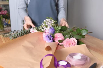 Crédence de cuisine en verre imprimé Fleuriste Fleuriste féminine créant un beau bouquet dans un magasin de fleurs