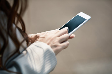 携帯電話を使う女性
