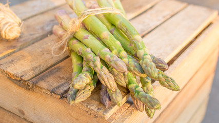 Frischer Grüner Spargel vor Holz Hintergrund