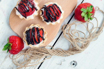 Strawberry cake with vanilla cream