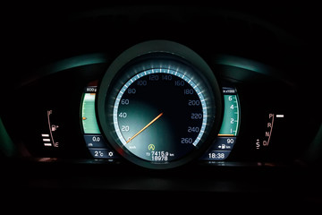 Naklejka premium Close up modern electronic speedometer