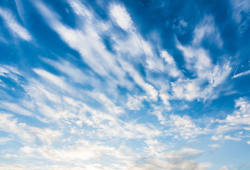 blauer himmel mit cirrus wolken