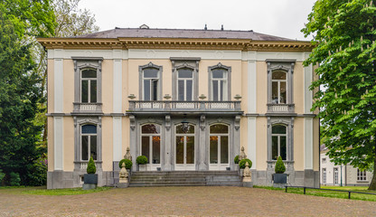 Obraz premium Historic manor house in springtime