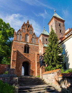 Gotycka brama do zespołu klasztornego w Czerwińsku, Polska
