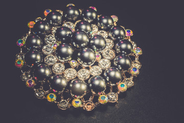 Black Pearl Round Brooch Retro