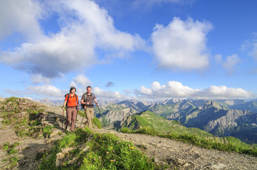 Obraz premium Bergwanderer an einem Sommerabend am Nebelhorn 