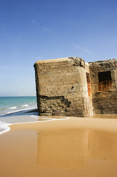 Antiguo bunquer en ruinas en las costas de c&aacute;diz.