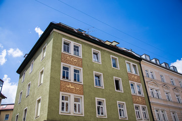 Fototapeta na wymiar grünes Haus, Altbau, blauer Himmel