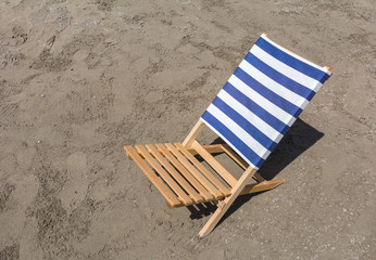 Liegestuhl am Strand im Sommer mit Sand zum relaxen und genießen  