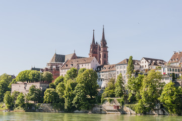 Obraz premium Basel, Stadt, Basel-Stadt, Altstadt, Altstadthäuser, Münster, Kirche, Pfalz, Rhein, Rheinufer, Rheinfähre, Frühling, Sommer, Schweiz
