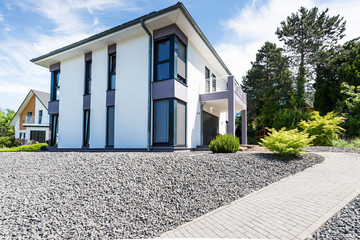 modernes Stadthaus mit gepflegtem Garten