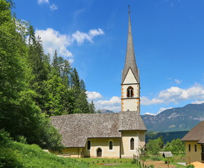 Fototapeta na wymiar Wallfahrtskirche Maria im Graben im Gailtal / Oberkärnten / Österreich