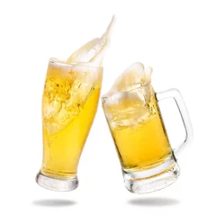 Zelfklevend Fotobehang Cheers koud biertje met spatten uit glazen op witte achtergrond. © Theeradech Sanin