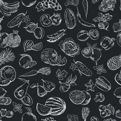 Vektornahtloses Muster von handgezeichneten Früchten und Gemüse. Weiße Illustrationen auf der dunklen Tafel