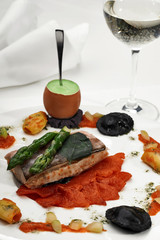 Obraz na płótnie Canvas Seabass grilled with asparagus and sauce