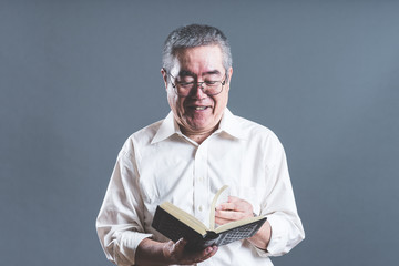 シニア男性と読書