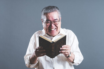 シニア男性と読書