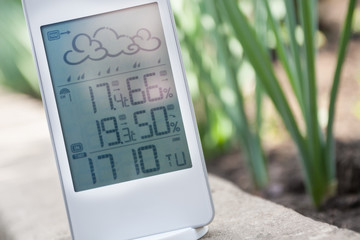 Weather station device with weather conditions inside and outside