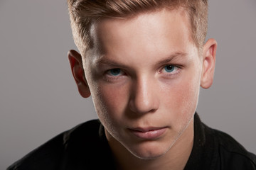 Obraz premium White teenage boy looking up to camera, close up