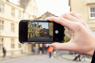 OXFORD / UK - 26 oktober 2016: Tourist fotograferen brug der zuchten In Oxford op mobiele telefoon