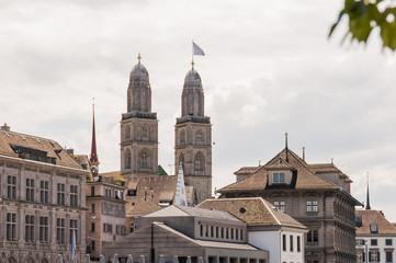 Fototapeta premium Zürich, Stadt, Altstadt, Grossmünster, Kirche, Niederdorf, Limmat, Limmatquai, Altstadthäuser, Stadtrundgang, Frühling, Sommer, Schweiz