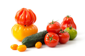 Fototapeta na wymiar Verschiedene Tomaten und Landgurke