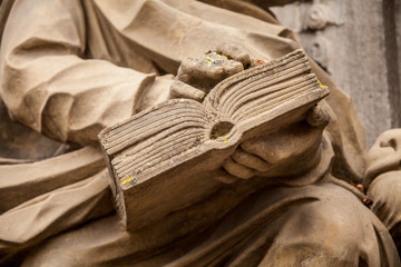 Bibel aus Stein