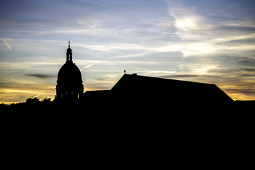 Silhouette der Christuskirche und des Mainzer Schlosses im Sonnenuntergang