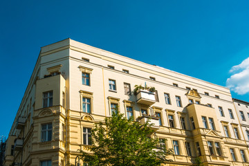 Fototapeta premium yellow corner house with high contrasts