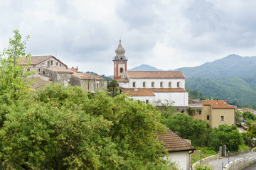 Fototapeta na wymiar Morigerati im Nationalpark Cilento mit der Kirche San Demetrio Martire