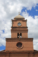 Torre del templo parroquial. Ebéjico, Antioquia, Colombia. - obrazy, fototapety, plakaty