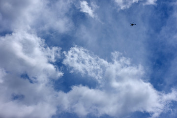 青空と雲とヘリコプター「空想・雲のモンスター」相談、家族、親子、育児、躍進、成功などのイメージ（下の白い雲などに文字入れスペース）