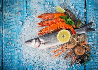 Crédence de cuisine en verre imprimé Crustacés Fruits de mer frais et savoureux servis sur une vieille table en bois.